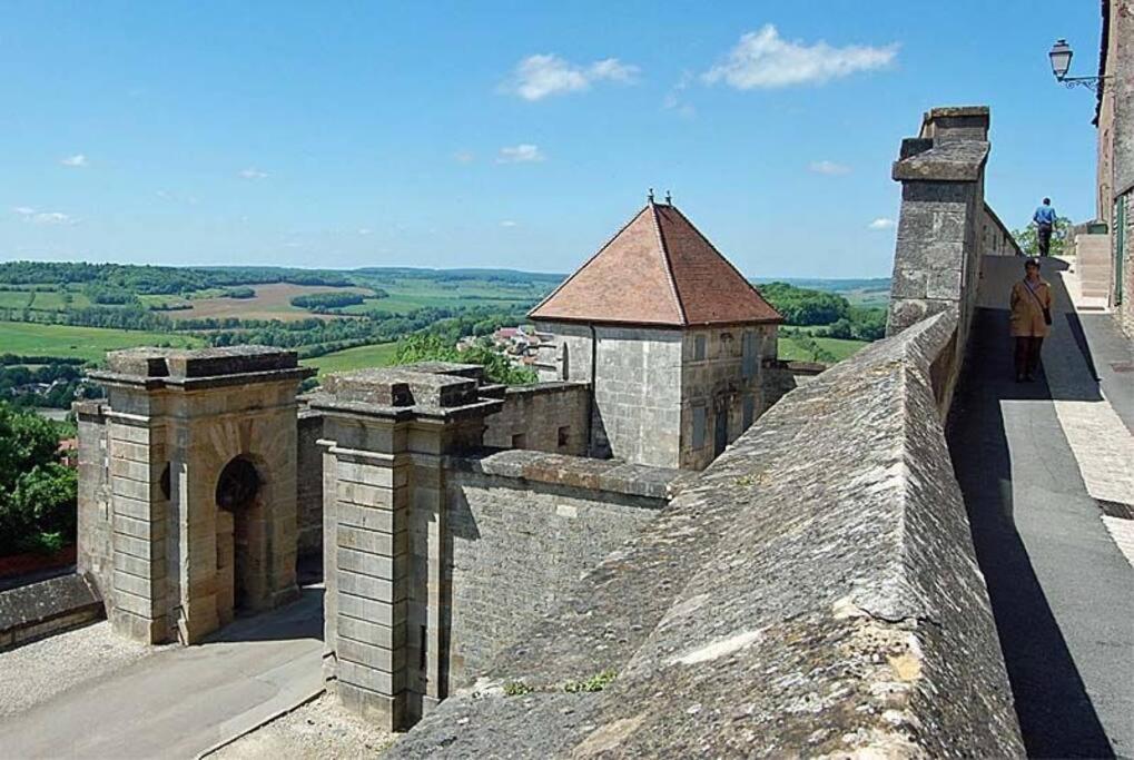 Appartement Proche Des Remparts لونْجورْ المظهر الخارجي الصورة